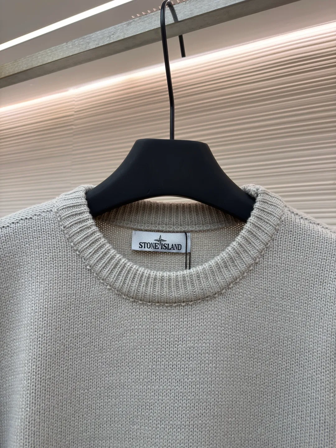 P420 Stonelsland Stone Island arm embroidered logo sweater ●Original version: 3690 purchase and development ●Item number: 1681949-A75 ●Fabric: wool blended fabric ●Technology: knitted ●Color: apricot ●Version: fitted version ●Weight: about 535 grams ●Size: S-M-L-XL ●Description: Made of 30% wool, 50% cotton, 20% spandex. The arm embroidery logo is made of double-layer soft leather, with embroidery logo technology on the surface and embellishment with the brand logo. Comes with laser engraved metal buttons. Garment washing-fixing color-fixing pattern-removing wool impurities. This style is woven with a 7-needle imported machine, with knitted threads on the neck and hem, and embroidered logos on the arms to present the brand vision. The overall wiring is straight and delicate, the fabric is comfortable and soft, and the color is consistent without color difference. It can be matched with the same style to create a fashionable look and control various occasions. Customized accessories, complete with three standards, same style for men and women!